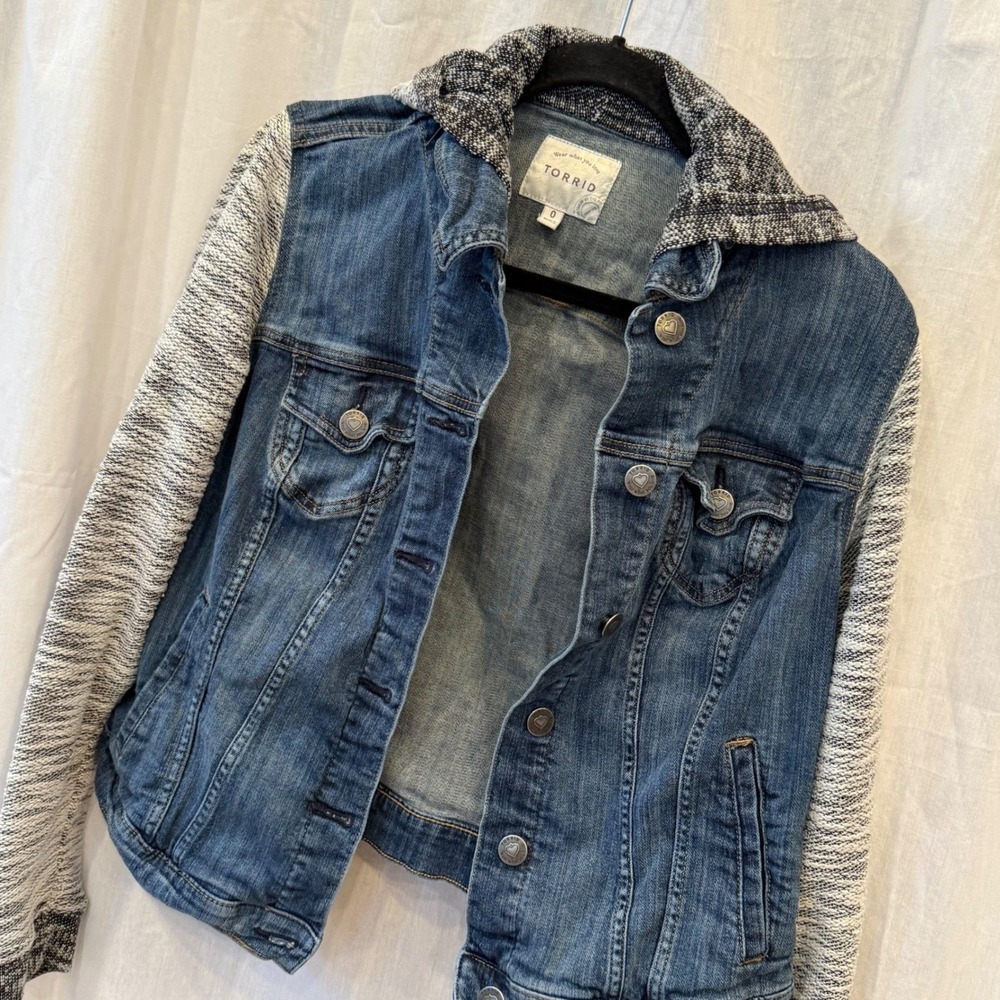EUC Torrid Denim Jean Jacket Hooded Black White Knit Sleeves Women Size 0 (L-12)